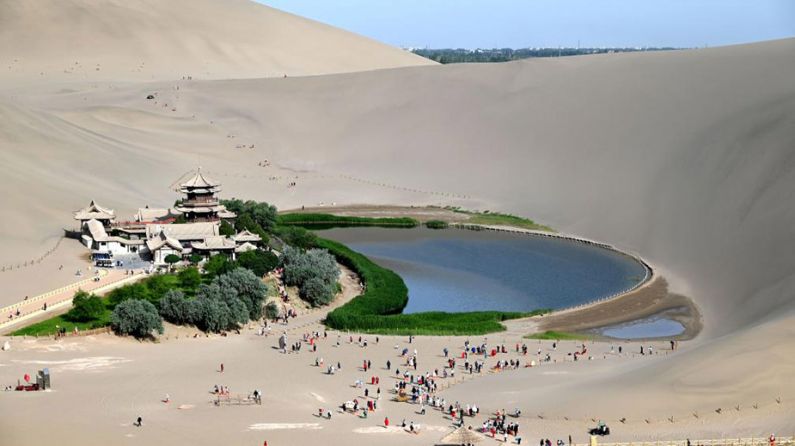 月牙丰满！中国“沙漠第一泉”迎水深水域20余年最大值